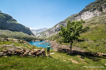 Vue sur le lac des Gloriettes depuis la grange du parking