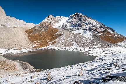 Passage devant le lac Long juste avant le col