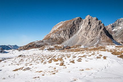 Vue sur le refuge en s'éloignant un peu