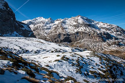Vue sur les montagnes au dessus du lac des Gloriettes