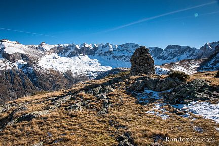Nous arrivons à l'énorme cairn