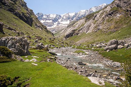 On s'éloigne du lac et on entre dans le cique d'Estaubé