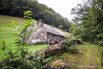 Le sentier passe près d'une grange en pierres