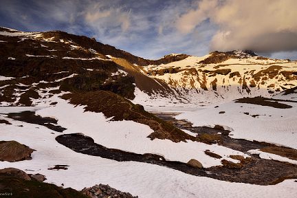Les lacs Blanc et Noir situés derrière le refuge du Carro