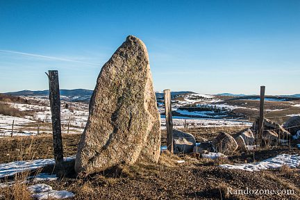 Un menhir dès le début de la randonnée