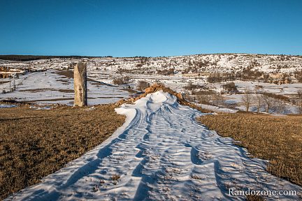 Menhir et neige dans les Cévennes