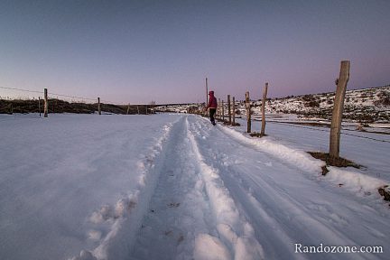 Superbe lumière dans la neige après le coucher du soleil