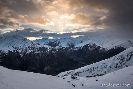 Le soleil va bientôt apparaître au col de Riou