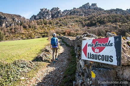 On suit l'itinéraire de la via ferrata de Liaucous