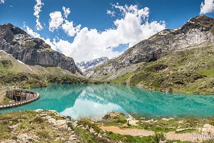Lac des Gloriettes en début d'été