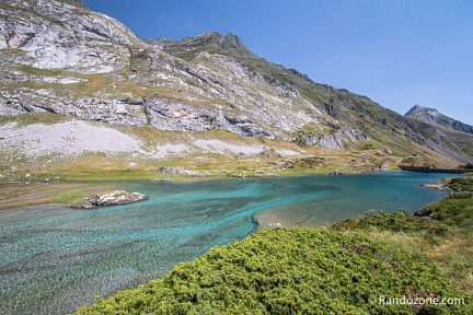 Lac et barrage d'Ossoue en été