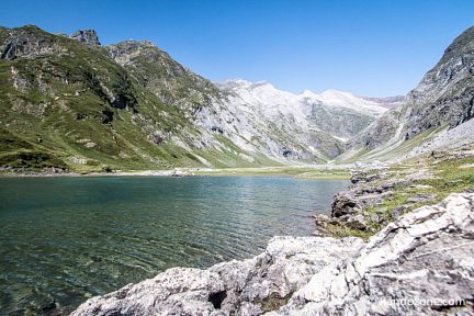 On contourne le lac d'Ossoue par le droite