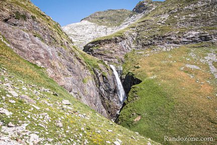 La cascade qu'on voit de très loin