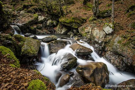 Plusieurs cascades dans le bois du Bué