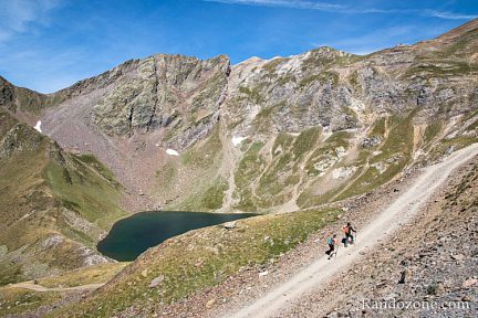 Randonneurs devant le lac d'Oncet