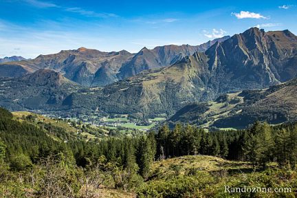 Belle vue sur les sommets depuis la piste