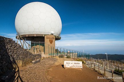 Dôme militaire au sommet du Pico do Arieiro