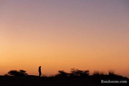 Superbes couleurs du lever du soleil dans le désert