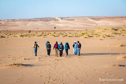 Le groupe avance à une bonne allure dans le désert