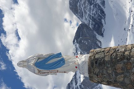 Au pied de la Vierge de Troumouse
