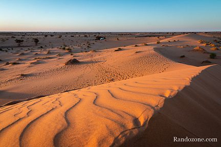 Le soleil se lève sur le camp