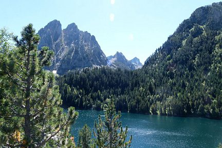 Estany de Sant Maurici dans les Encantats