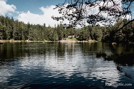 Sur le tour du lac Möserer See en Autriche