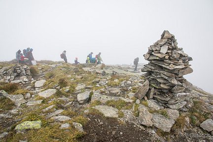 On marche dans le brouillard vers la gare du Montenvers