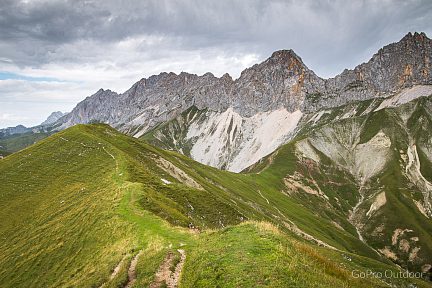 Sur la crête dans le Tirol