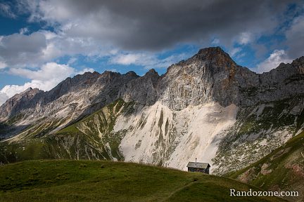 Superbe cabane au milieu des montagnes du Tirol