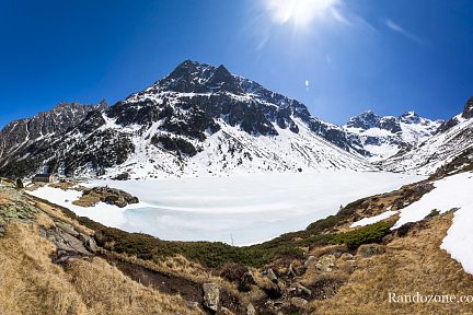 Panoramique devant le lac d'Estom