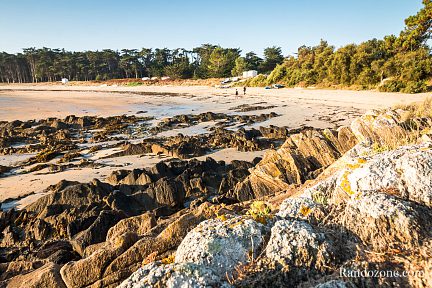 Une première superbe plage pendant que le soleil se lève