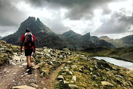 Randonnée face au pic du Midi d'Ossau