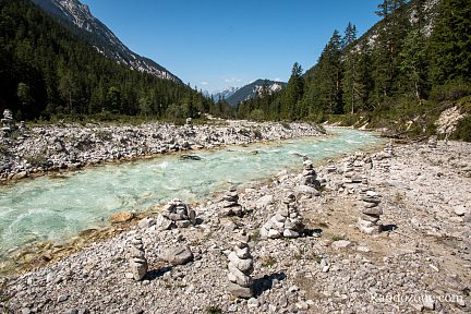 Cairns le long de la rivière dans la vallée du Karwendel