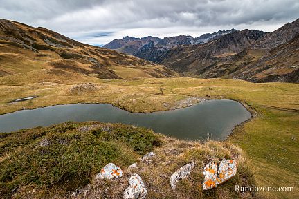 Vue sur le lac d'Arizes en montant à la Montagnette
