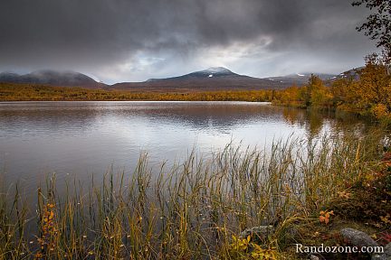 Au bord du lac Vuolip Njáhkajavri