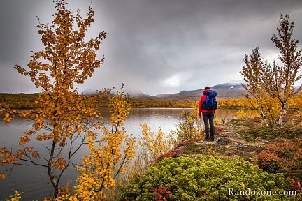 Couleurs d'automne au lac Vuolip Njáhkajavri en Suède