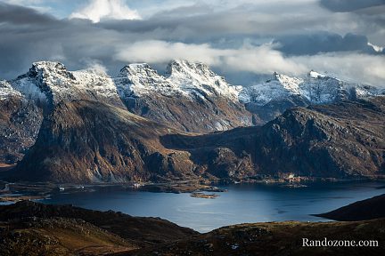Les montagnes au loin pendant la montée à Ryten