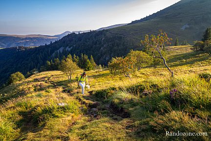 Le soleil se lève sur les crêtes du Sancy