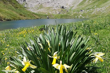 Lac de Lhurs avec en arrière plan la table des Trois Rois