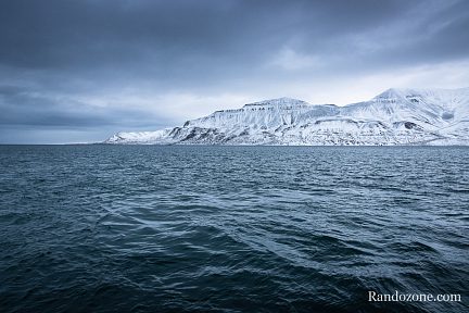 Les montagnes du Svalbard depuis le bateau