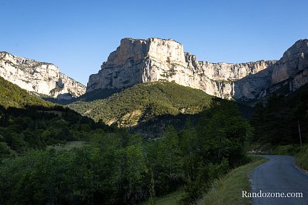 Route d'entrée dans le cirque d'Archiane
