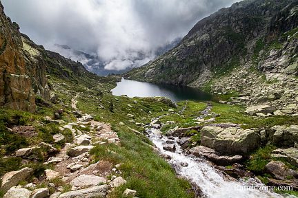 Lac de l'Embarrat inférieur vu du sentier qui monte entre les deux lacs