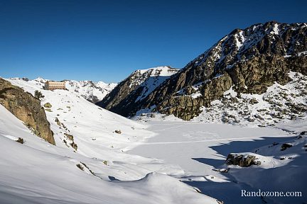 Lac et refuge de la Glère sous la neige en janvier 2020