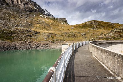 Barrage des Gloriettes et granges sur la montagne