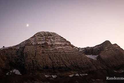 La lune se lève au dessus du Taillon