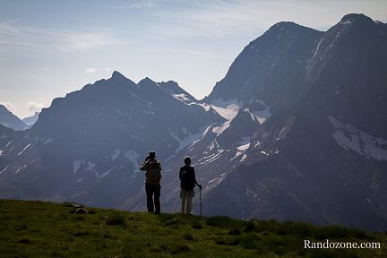 Des randonneurs contemplent les montagnes