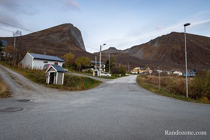 Départ de la randonnée et on voit le sommet de Hesten