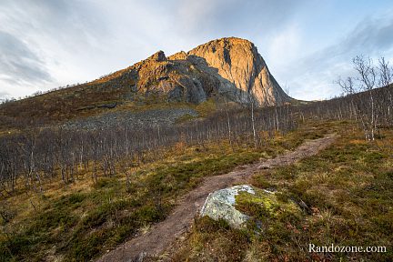 Le soleil commence à éclairer le sommet de Segla