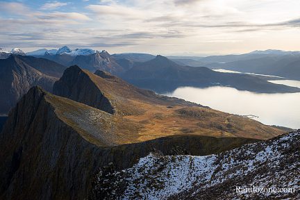 Depuis la dernière crête juste avant le sommet Husfjellet